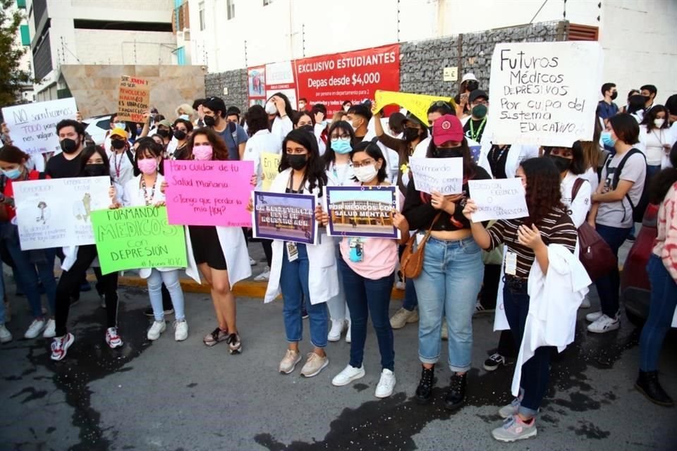 Más de 200 jóvenes y padres de familia protestaron en la Facultad de Medicina en busca de irrumpir en el evento del encendido de pino de Navidad de la dependencia.