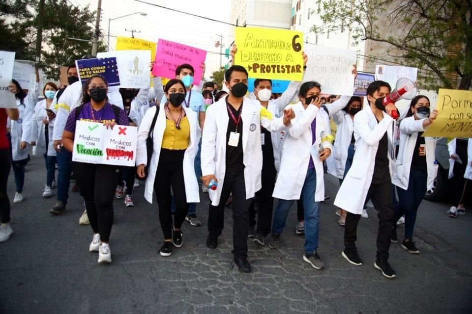 Más de 200 jóvenes y padres de familia protestaron en la Facultad de Medicina en busca de irrumpir en el evento del encendido de pino de Navidad de la dependencia.