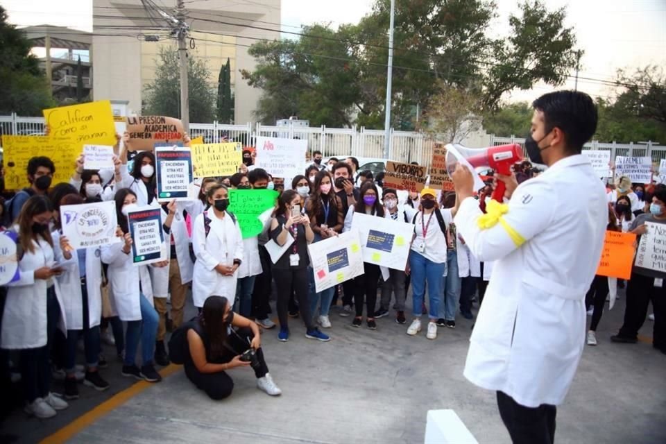 Más de 200 jóvenes y padres de familia protestaron en la Facultad de Medicina en busca de irrumpir en el evento del encendido de pino de Navidad de la dependencia.