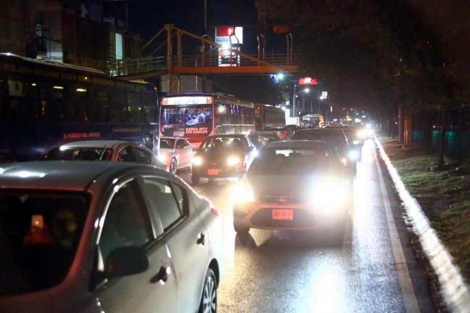 Luego de varios minutos sin respuesta, los estudiantes se enfilaron a la Avenida Madero, donde bloquearon algunos carriles, y más tarde, a las 18:58 horas fue liberada a la circulación.