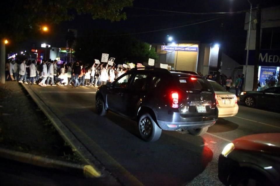 Luego de varios minutos sin respuesta, los estudiantes se enfilaron a la Avenida Madero, donde bloquearon algunos carriles, y más tarde, a las 18:58 horas fue liberada a la circulación.
