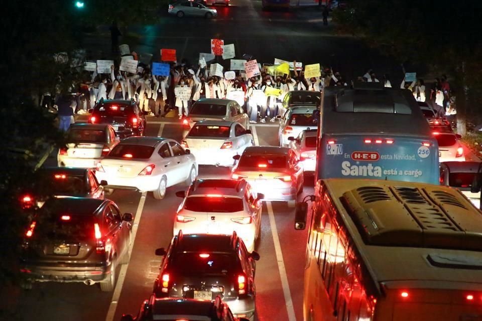 Luego de no obtener respuesta, los estudiantes bloquearon la Avenida Madero durante algunos minutos.