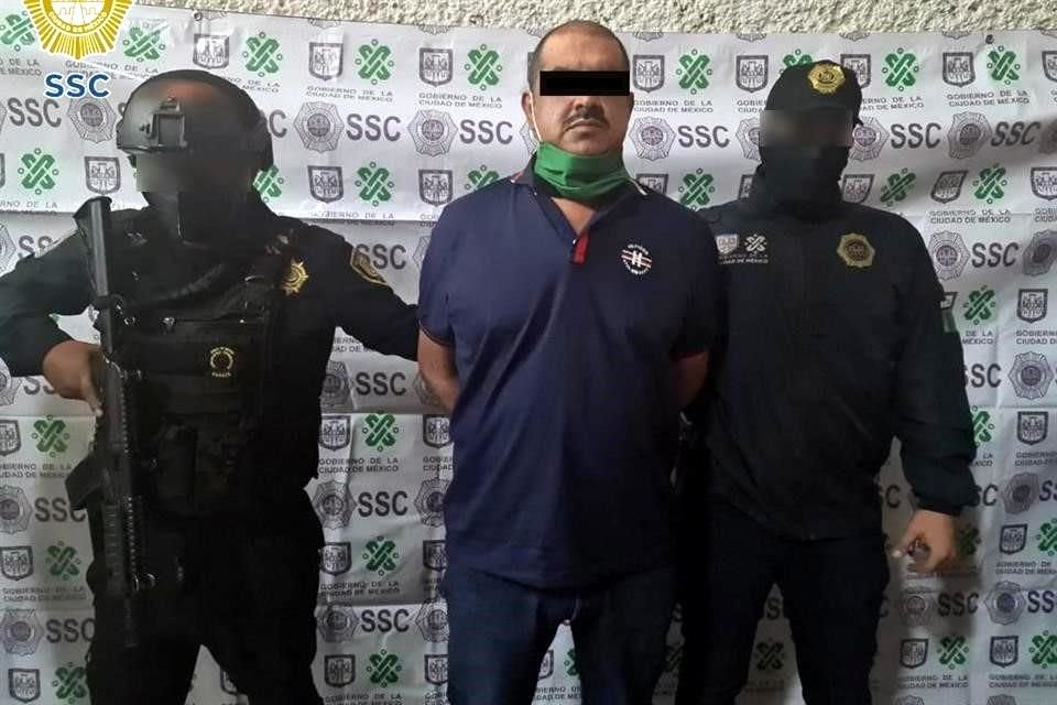 'El Lagarto', principal distribuidor de droga de la Ciudad fue detenido esta noche en Iztapalapa; se le fueron aseguradas dosis de droga y armas de fuego.