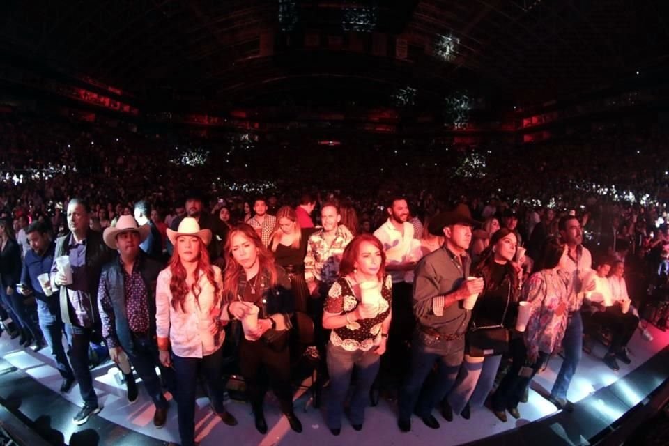 Fue una noche redonda, la primera de dos fechas programadas, en la que el grupo volvió a cantar ante los regios por segunda vez en el año.