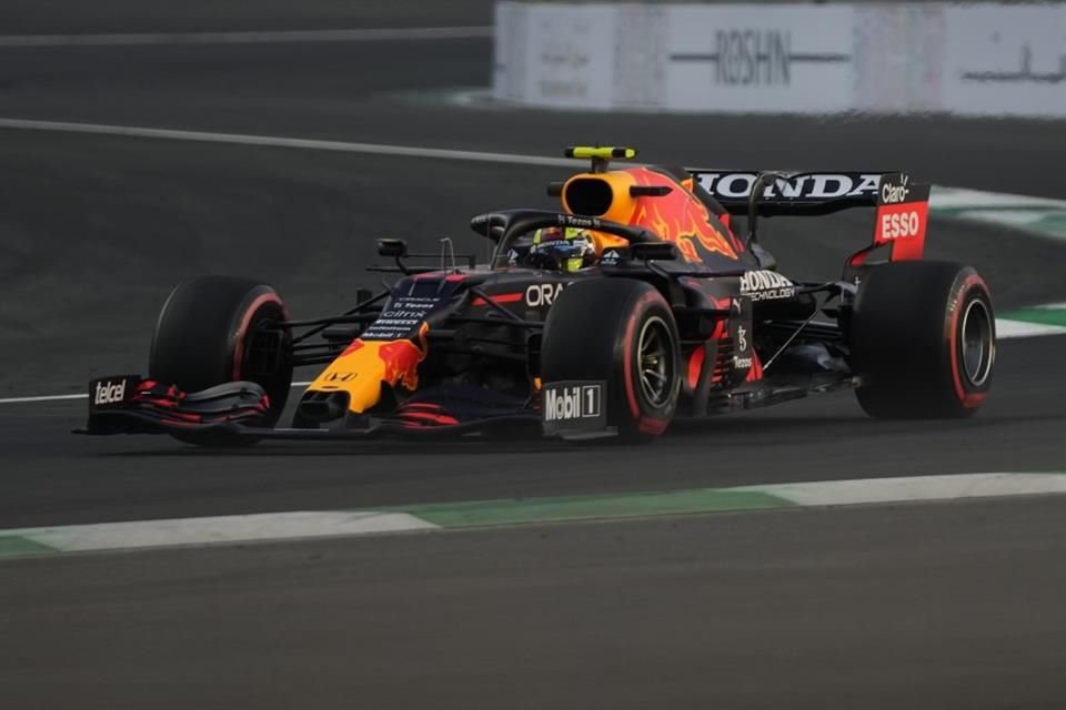 El mexicano Pérez mostró buen ritmo en la pista árabe.