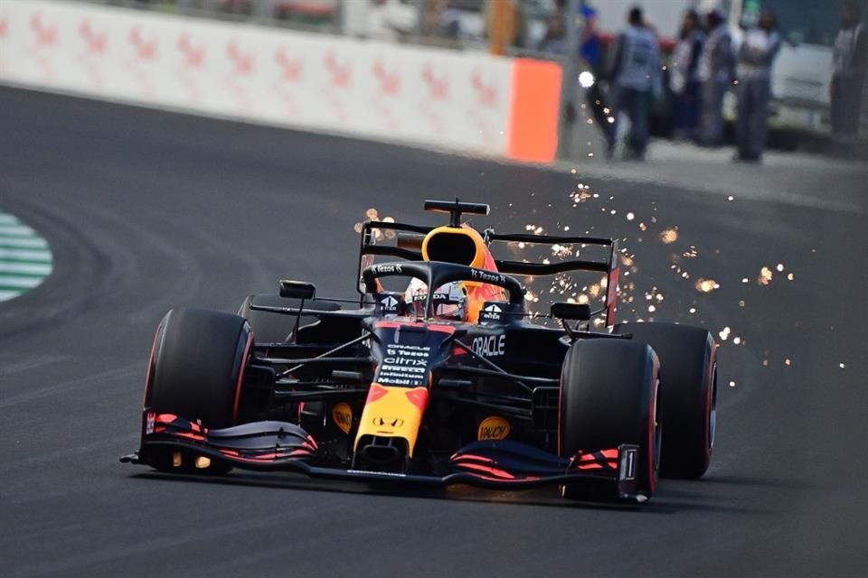 Verstappen sacó chispas, de manera literal.