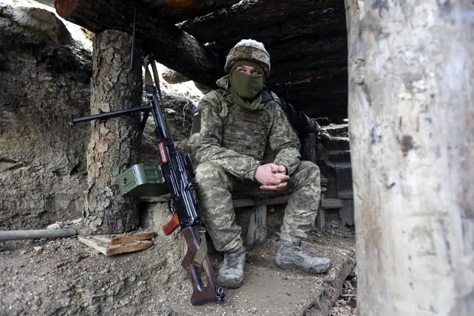 Un soldado ucraniano vigila una zona cerca de Donetsk.