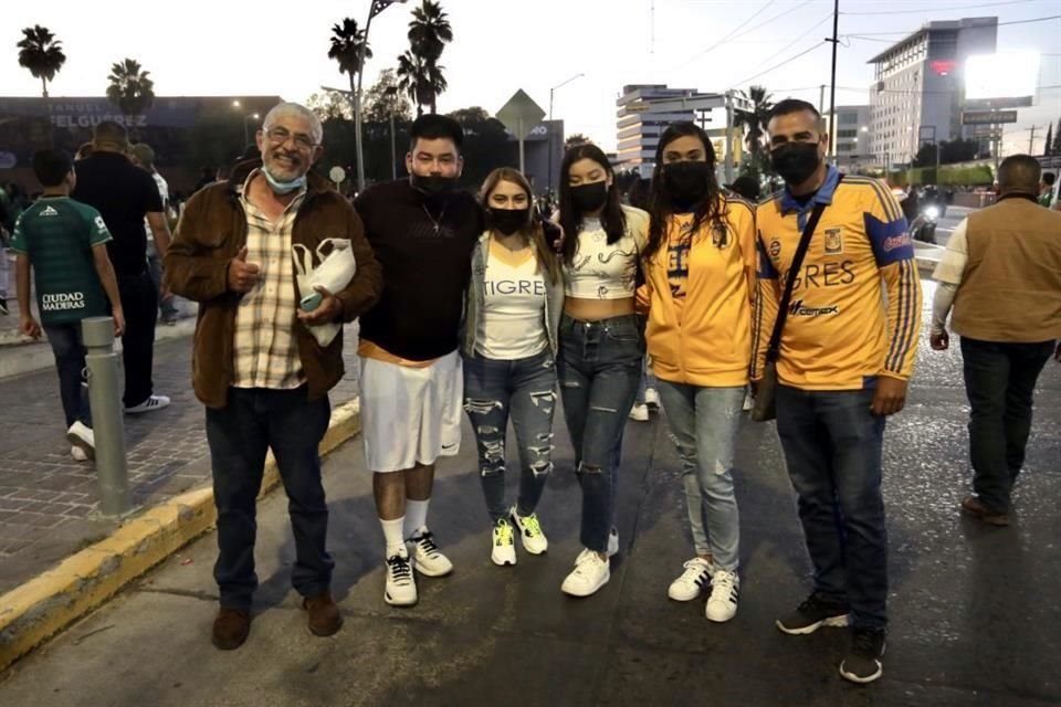 La afición de Tigres se hizo presente en el Nou Camp.