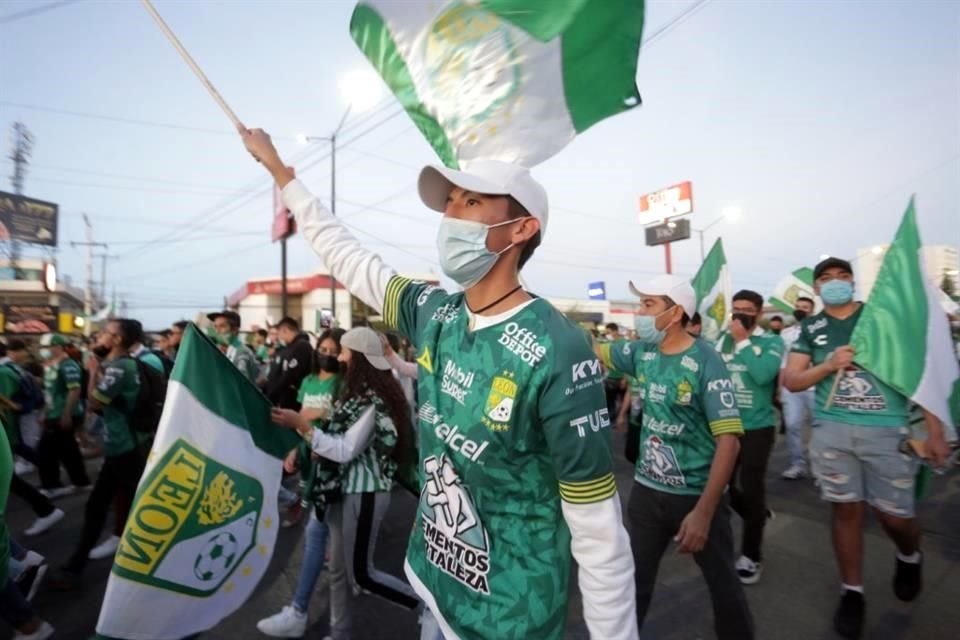 Los aficionados de León prepararon un gran recibimiento en el estadio.