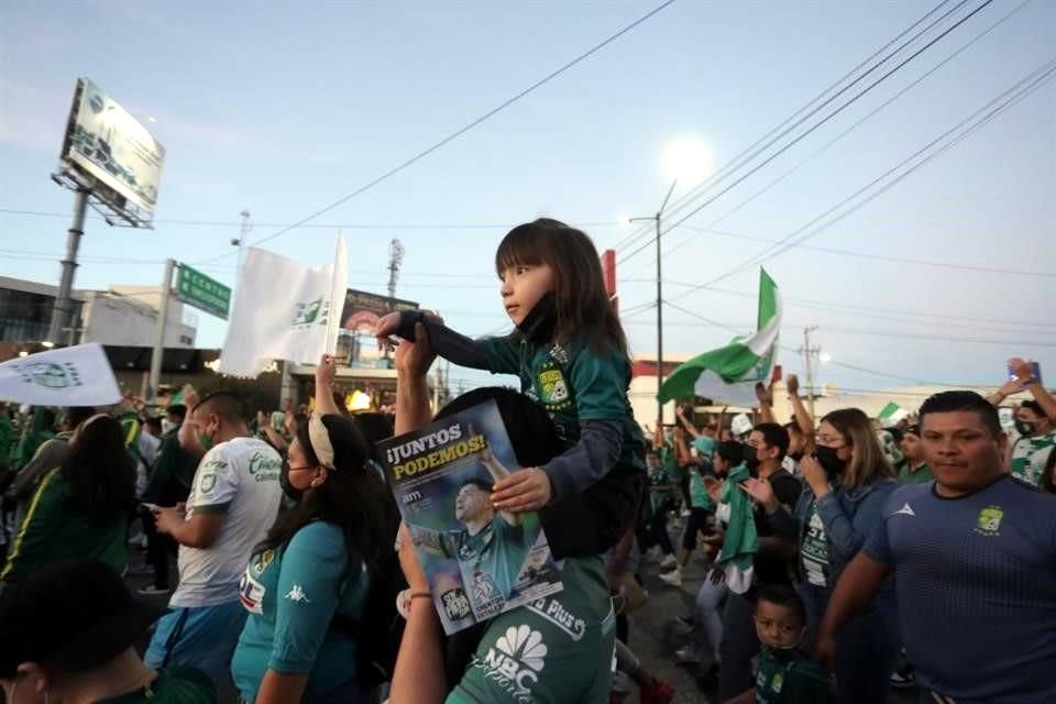 Los aficionados de León prepararon un gran recibimiento en el estadio.