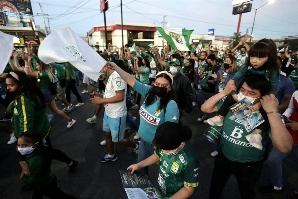 Los aficionados de León prepararon un gran recibimiento en el estadio.