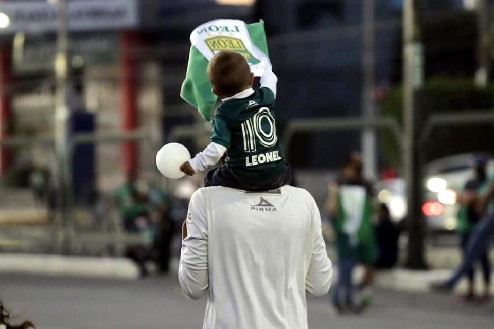 Los aficionados de León prepararon un gran recibimiento en el estadio.