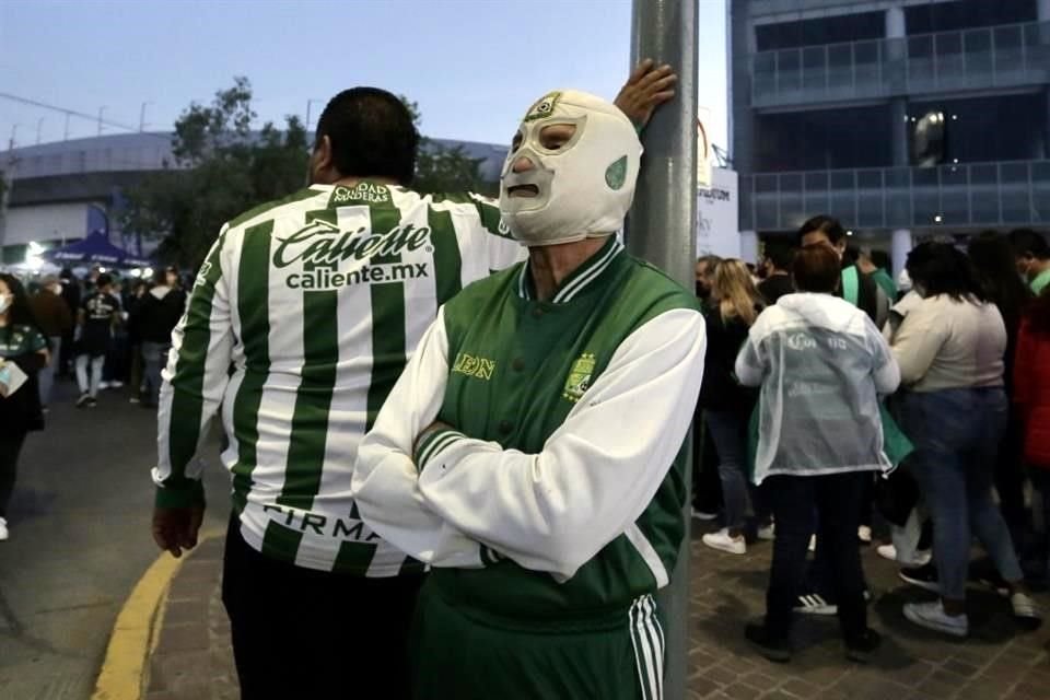 Los aficionados de León prepararon un gran recibimiento en el estadio.