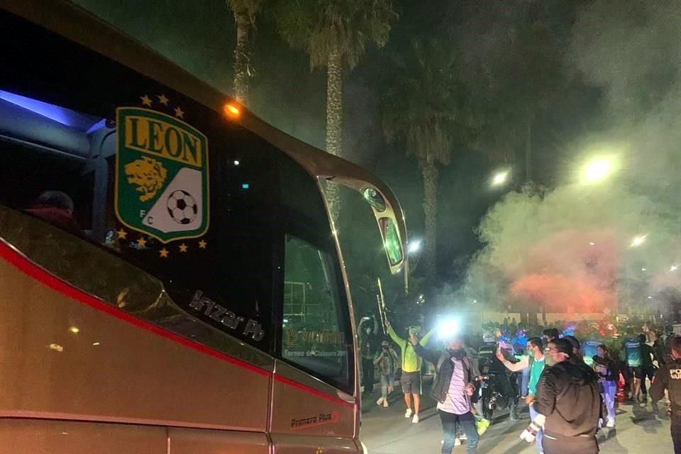 Cuando llegó el León al estadio, los seguidores encendieron bengalas, entonaron cánticos y porras.