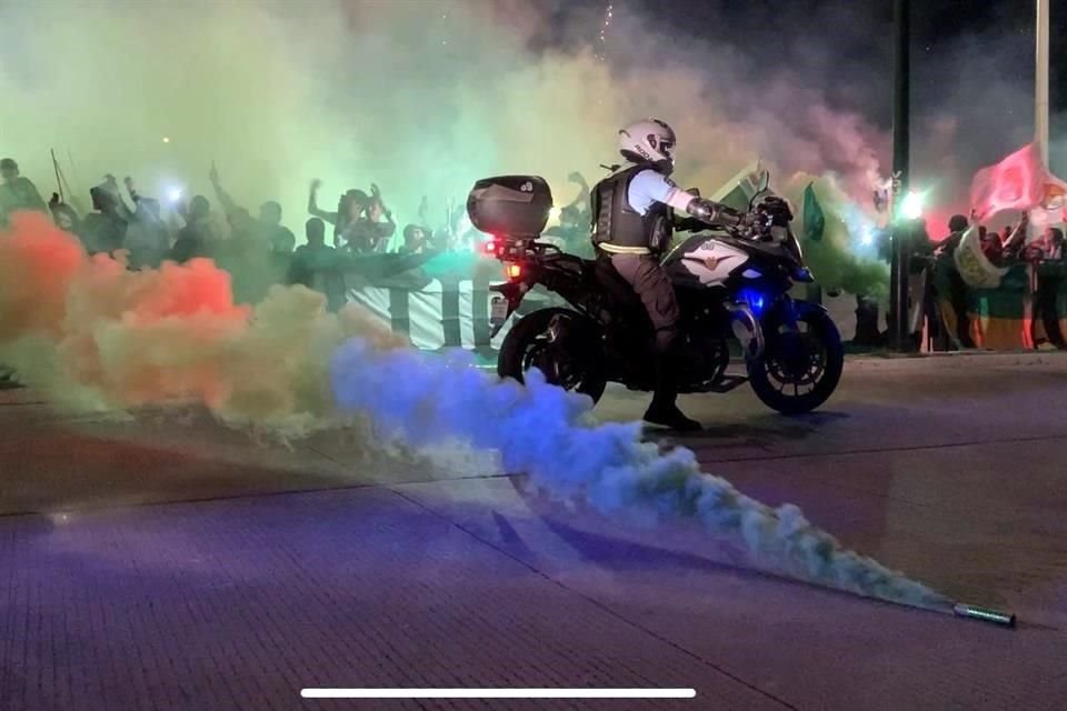 El ambientazo durante la llegada del León al Nou Camp.