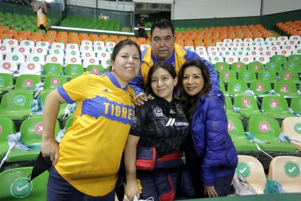 Los aficionados auriazules adentro del estadio.