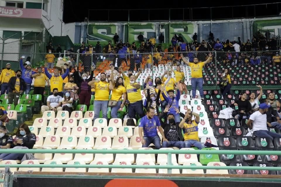 Los aficionados auriazules adentro del estadio.