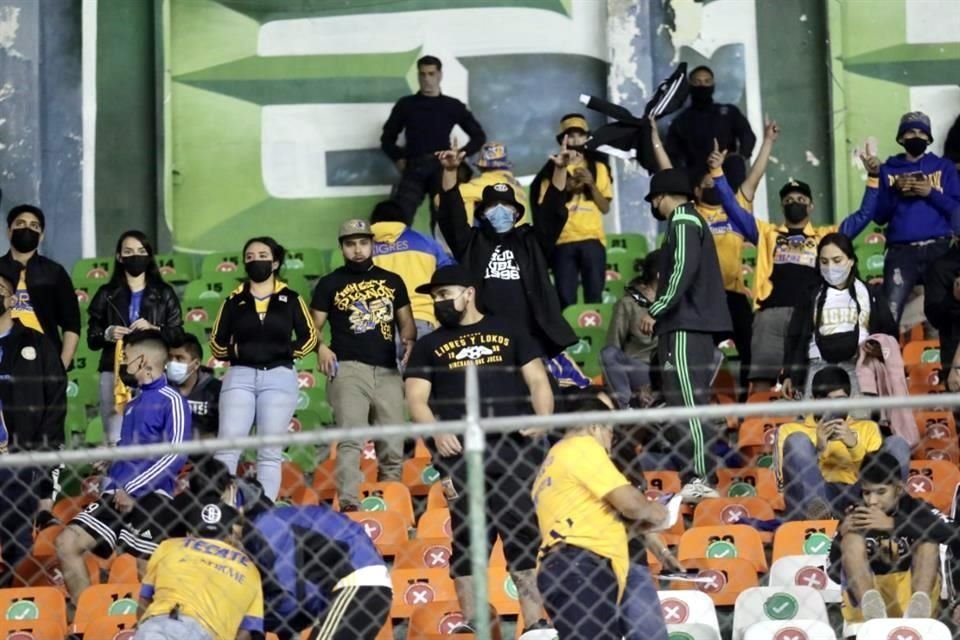 Los aficionados auriazules adentro del estadio.