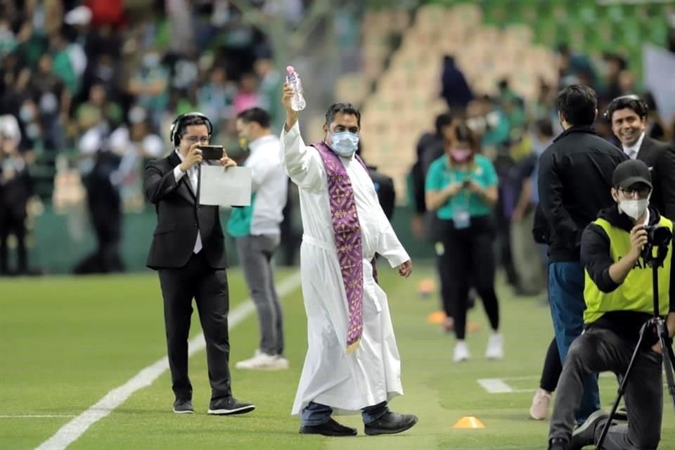 La cancha del Nou Camp fue bendecida antes del juego.