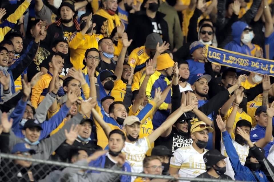 Integrantes de la barra de Tigres, alentando desde antes del juego.