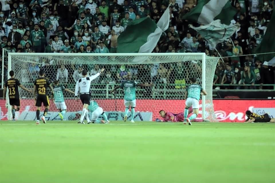 León inició encima de Tigres, y al minuto 7 Ángel Mena hizo el 1-0.