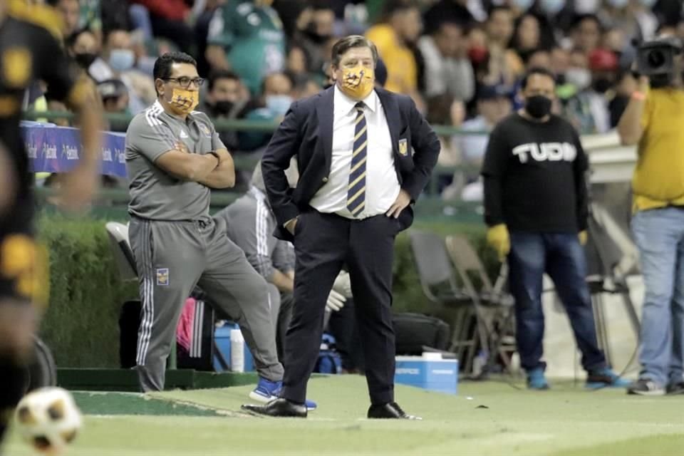 Miguel Herrera estuvo nervioso en la banca.