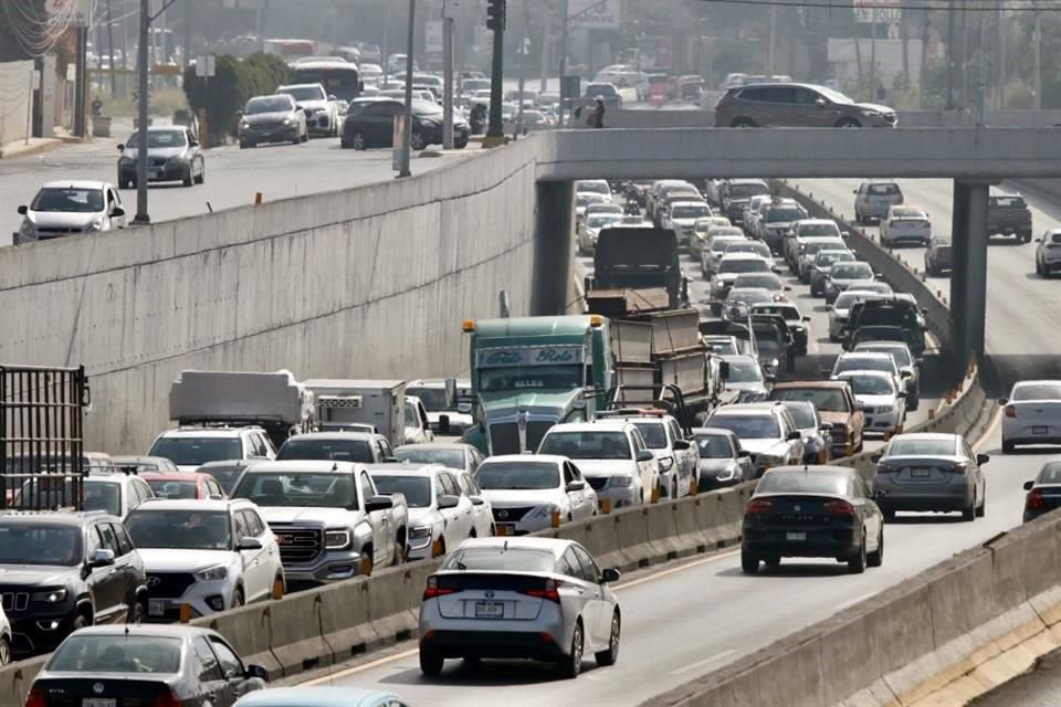 El tráfico quedó prácticamente detenido en dirección a Monterrey durante todo el día por la volcadura del tráiler.