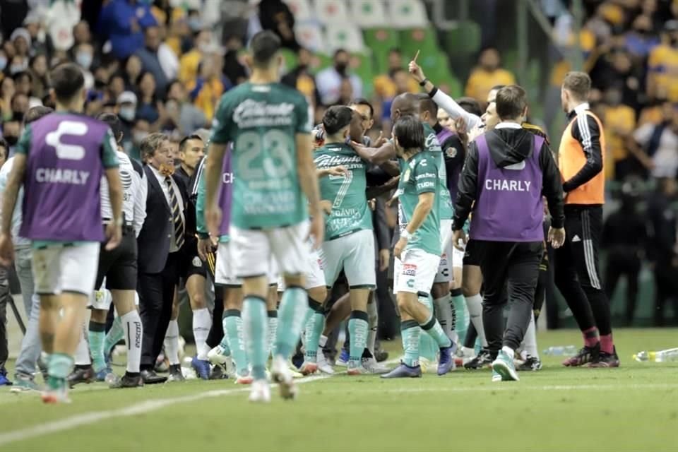 Tras el gol de Mena, se hizo un conato de bronca que acabó con Luis Quiñones (ya en la banca) expulsado.
