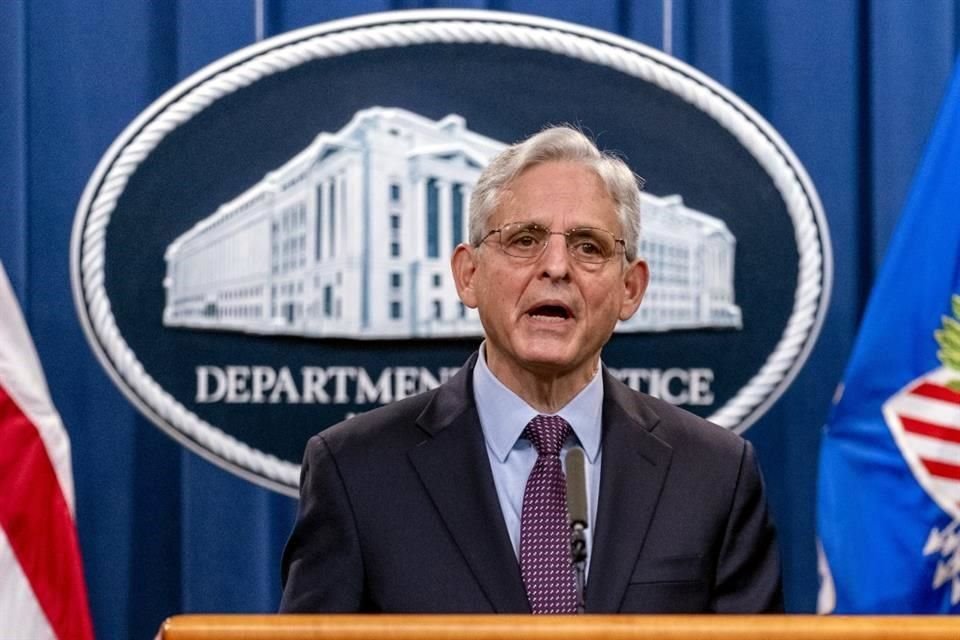 El fiscal general Merrick Garland habla en una conferencia de prensa del Departamento de Justicia de EU.