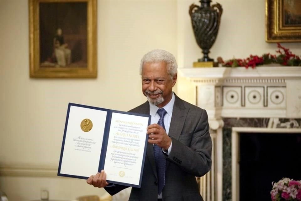 El escritor Abdulrazak Gurnah recibió este lunes la medalla y diploma del Premio Nobel de Literatura 2021 en la Embajada de Suecia en Londres.