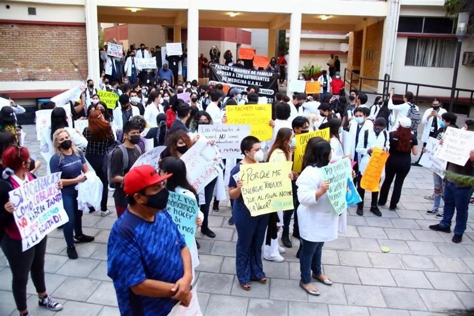 Luego de las protestas de alumnos de la UANL, la Facultad de Medicina anunció que daba reversa a la aplicación del sistema de evaluación y calificación de las materias.