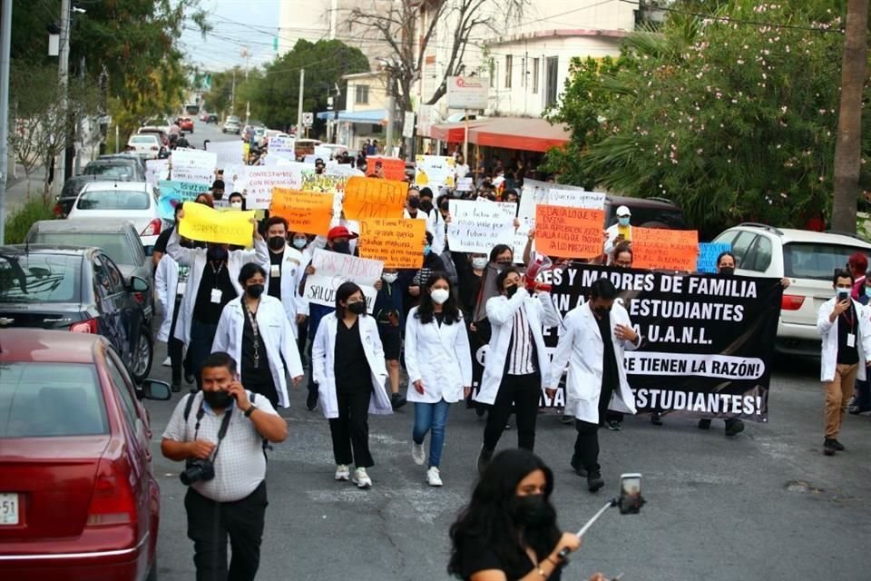 Sin embargo, los alumnos de Medicina iniciaron por segunda ocasión una marcha pacífica en la calle Eduardo Aguirre Pequeño, en la Colonia Mitras Centro.