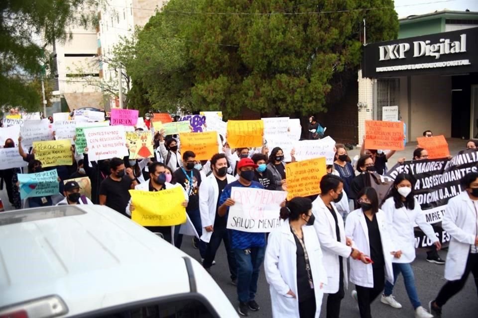 En la marcha participaron más de 50 alumnos vigilados por personal de Tránsito de Monterrey.