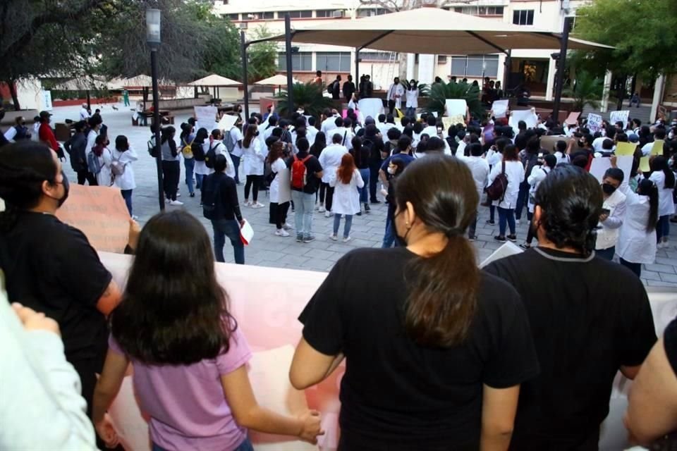 A las 17:44 horas, los alumnos ingresaron a la Facultad de Medicina y se concentraron en la plaza central, en donde pidieron la presencia del director Edelmiro Pérez.