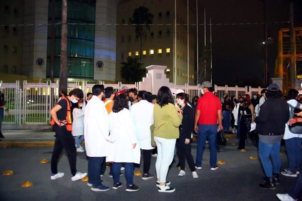 Minutos antes de las 18:30 horas, los alumnos salieron de la facultad e iniciaron una marcha en las vialidades aledañas al Hospital Universitario.