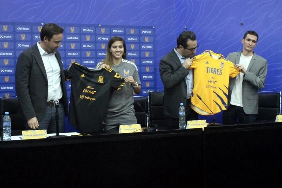 El presidente de Tigres y Quentin Paquelier, gerente de alianzas deportivas en Meta, anunciaron el convenio en el Estadio Universitario.