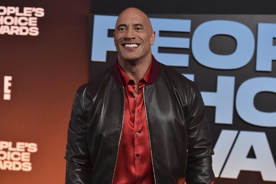 Dwayne 'La Roca' Johnson se llevó los premios a Mejor Película de Comedia del Año, Mejor Estrella Masculina en un Filme de Comedia y The People's Champion en los People's Choice Awards.
