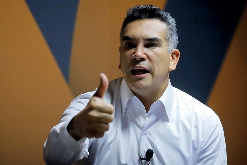 Alejandro Moreno, líder nacional del PRI, criticó el derroche en una consulta que es una simulación.