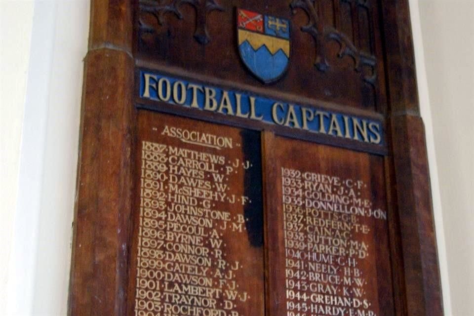 I En este retablo se grabó a los capitanes del equipo de futbol, que eran vistos como héroes en los años de su fundación.