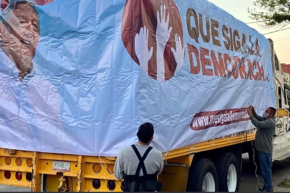 Los promotores afirmaron que esta es la primera de dos entregas que harán al órgano electoral.