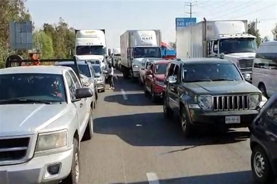 La caravana migrante que salió de Tapachula, Chiapas, hace mes y medio se dirige a la CDMX por la autopista que conecta con Puebla.