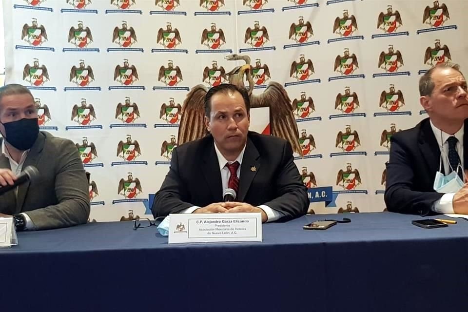 Alejandro Garza (al centro), presidente de la Asociación Mexicana de Hoteles de Nuevo León, urgió a reasignar el Impuesto sobre Hospedaje a la promoción del Estado.