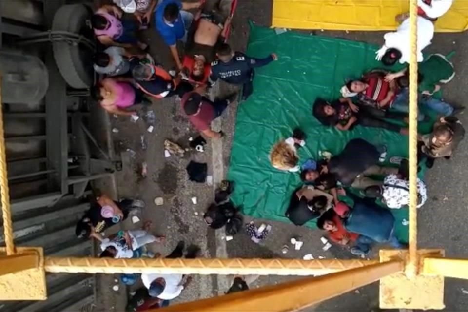 Un tráiler que transportaba migrantes volcó en una carretera de Chiapas, lo que dejó al menos 49 muertos y 58 heridos, según autoridades.