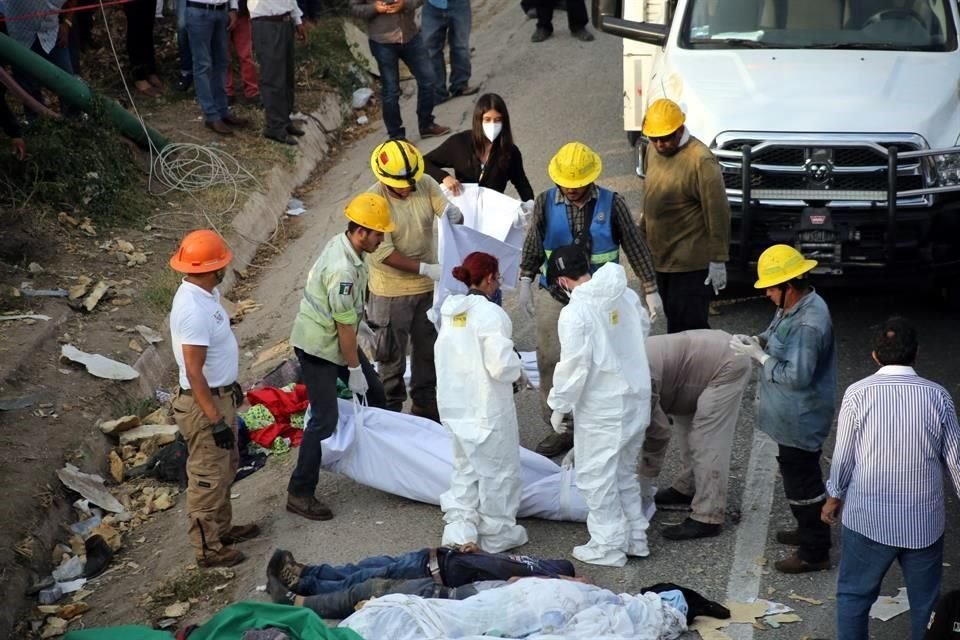 Un tráiler que transportaba migrantes volcó en una carretera de Chiapas, lo que dejó al menos 49 muertos y 58 heridos, según autoridades.
