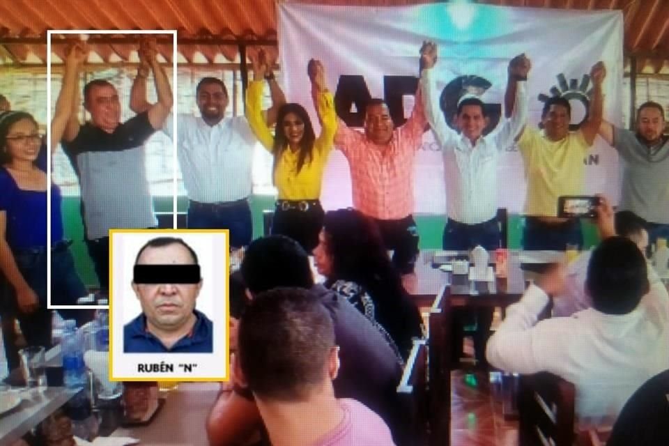 En fotografpia, líderes locales del PRD en Guerrerro posaron con 'El Nene' Granados, quien está ligado al Cartel de los Beltrán Leyva