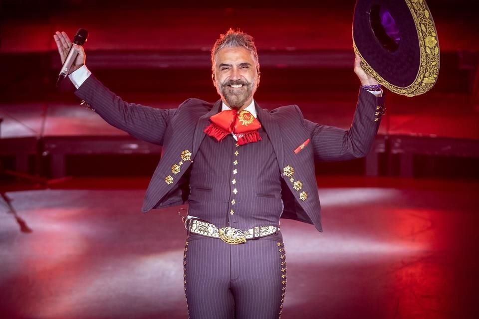 Además de deleitar a sus fans con su show en el Auditorio Nacional, Alejandro Fernández les pidió que mantengan sus oraciones por su papá.