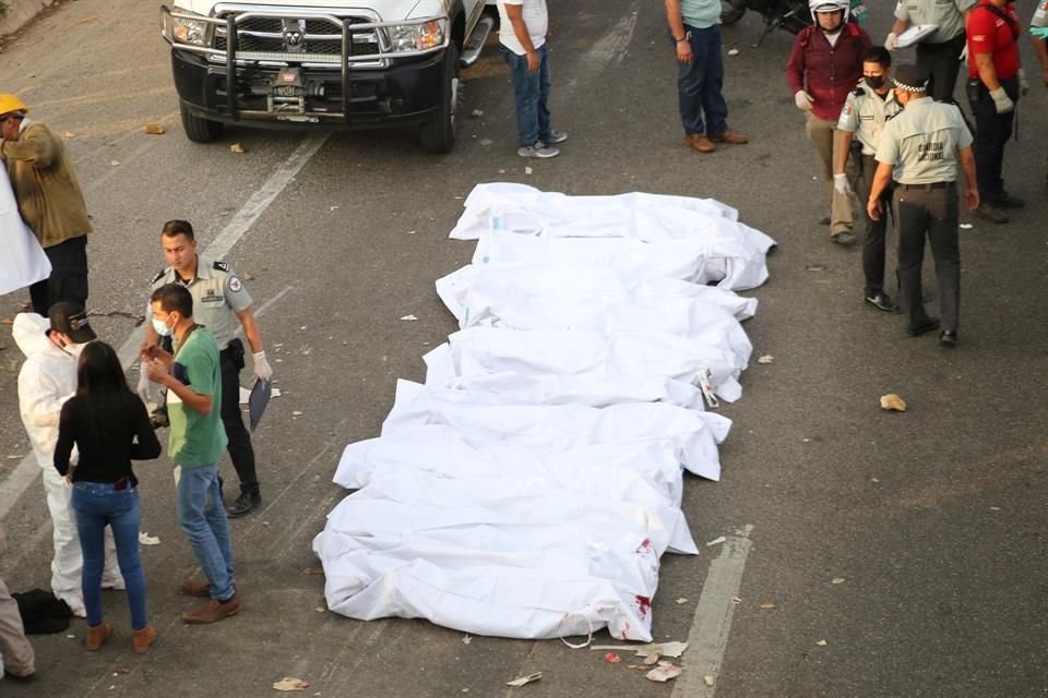 Los migrantes que fallecieron iban escondidos en la caja del tráiler.