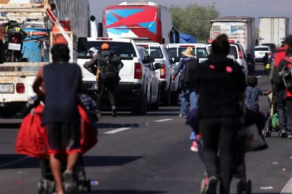 Algunos aprovechan el embotellamiento  vehicular que se ha formado para subir a la batea de las Pick up que circulan por la Autopista.