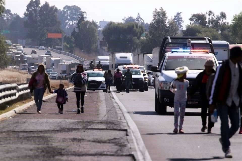 La carretera presenta una fila de hasta 15 kilómetros de longitud ante la presencia de los migrantes ubicados en este tramo poblano.