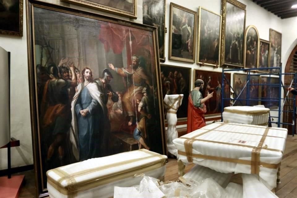 Las pinturas, esculturas y algunos muebles fueron embalados y llevados a la Sala Tres Siglos para su resguardo.